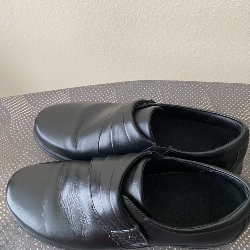Gently Worn. Black Leather. APEX Slip Resistant Low Rubber Soles. Women’s 11 M.